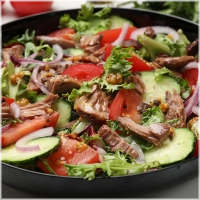 Met sla, komkomer tomaten, uien, Doner en whiskysaus